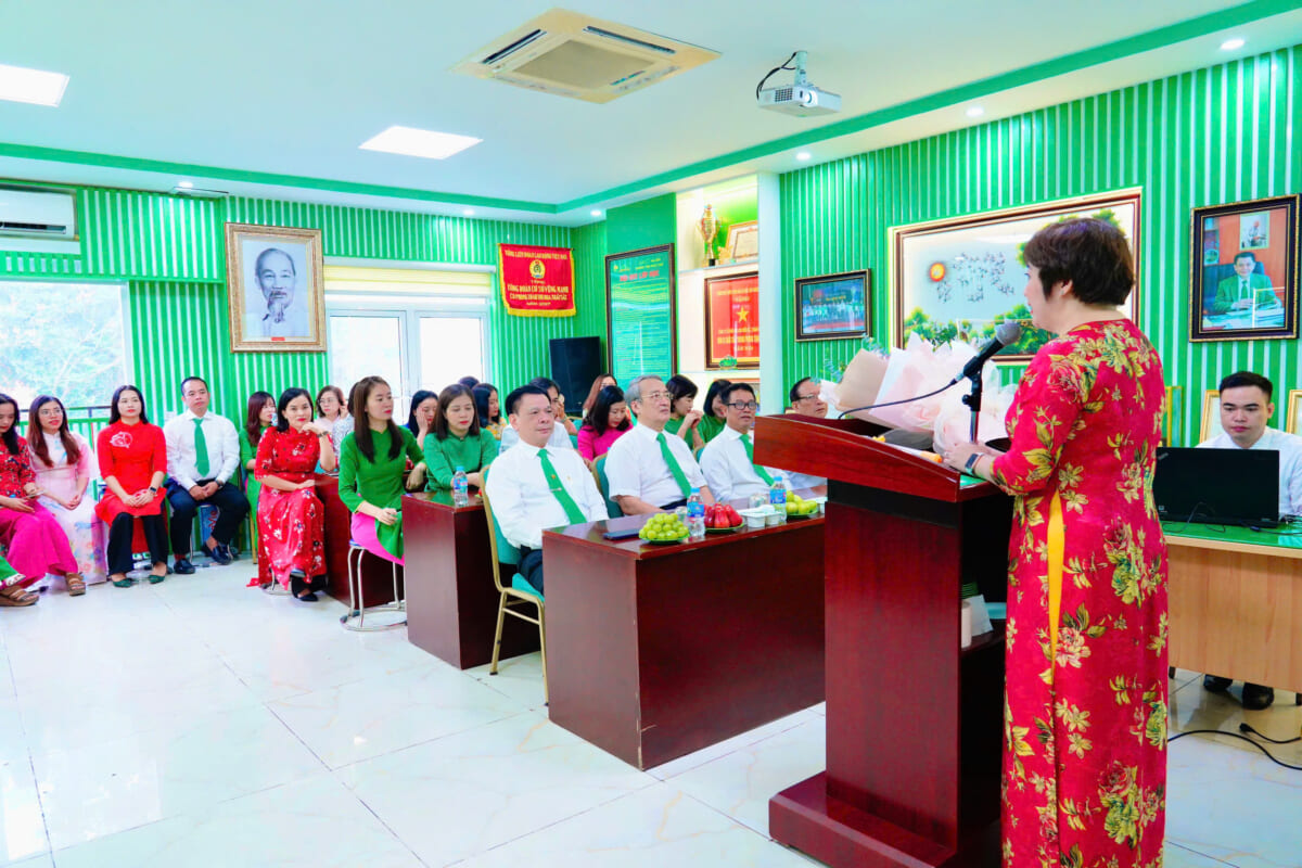 Mai Linh chào mừng ngày 20/10